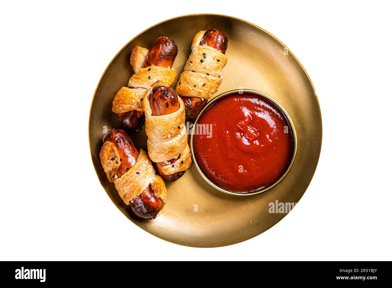 In Blätterteig gebackene Hot-Dog-Würstchen mit Ketchup. Isoliert auf weißem Hintergrund Stockfoto