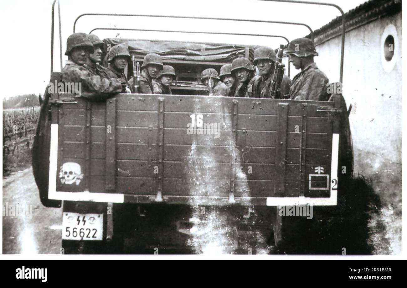 2. Weltkrieg B&W Foto deutscher Soldaten der Totenkopf Division an Bord eines LKWs an der russischen Front 1941 Stockfoto