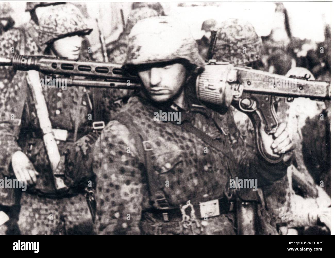 2. Weltkrieg B&W Foto deutscher Truppen in Dot Camo Uniformen während der Ardennenoffensive 1945. Die Männer sind Mitglieder der Leibstandarte SS Panzer Division Stockfoto