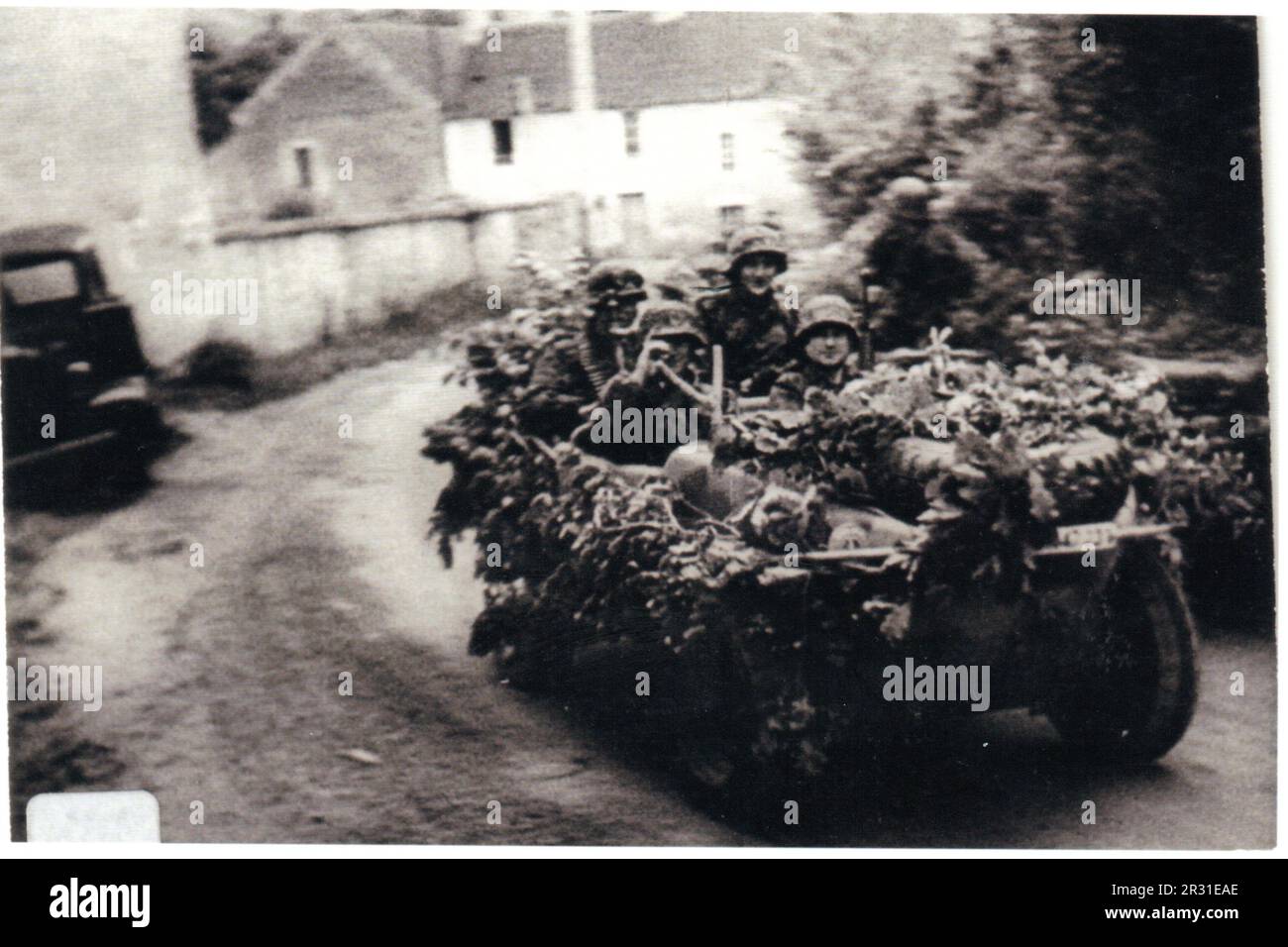 2. Weltkrieg B&W Foto der deutschen Truppen der 17. SS Panzergrenadier Division Gotz von Berlichingen in einem Schimmwagen Aufklärungsfahrzeug in Frankreich 1944 Stockfoto