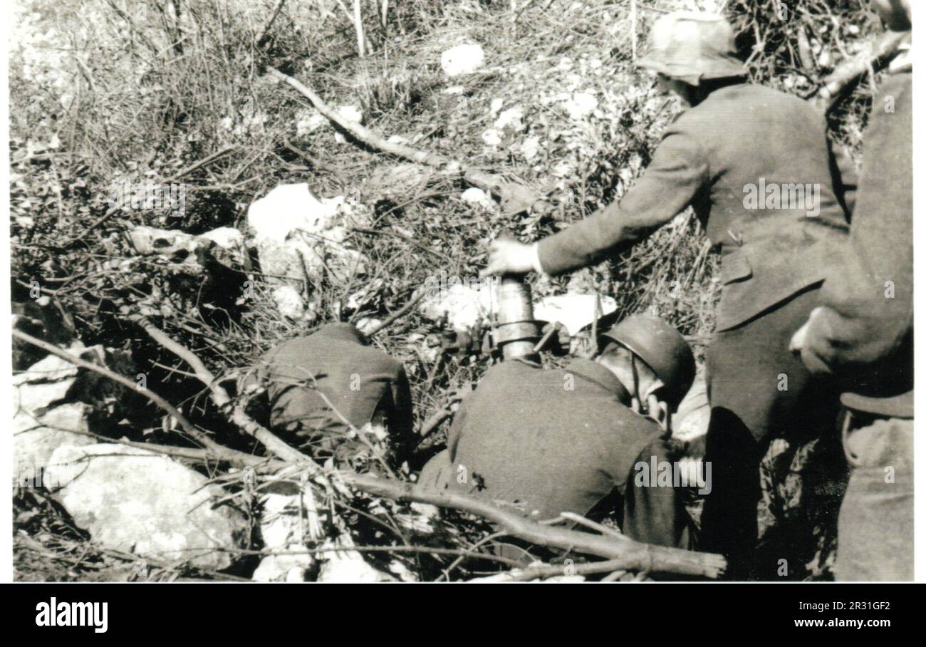 B&W-Foto aus dem 2. Weltkrieg Deutsche Fallschirmjäger feuern einen Mörtel in Italien ab 1944 Stockfoto