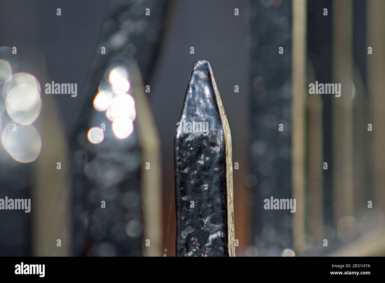 Lackierte schwarze Eisengeländer nah und im Detail isoliert Stockfoto
