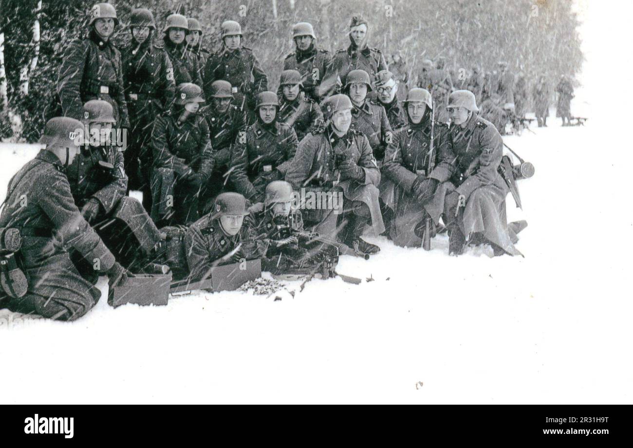 B&W-Foto des 2. Weltkriegs Deutsche Maschinenschützer der SS Totenkopf Division Training im Winter 1940 Stockfoto
