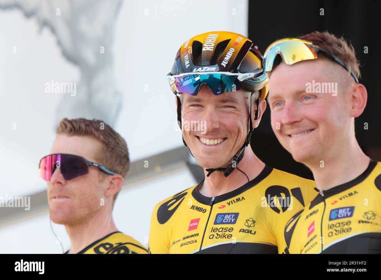 Rohan Dennis Australia Jumbo-Visma Team Basque Tour 2023 Lächeln für die Kameras in Teamprsentation Stockfoto