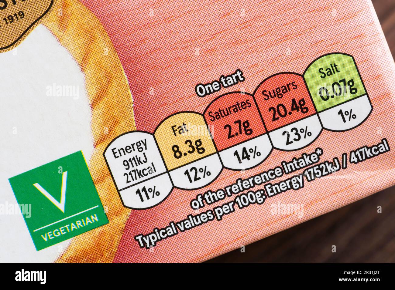 Lebensmittelnahrung und vegetarisches Etikett auf der Vorderseite der Packung auf Tesco Eigenmarke Cherry bakewell Torts, England. Konzept: Nährwertkennzeichnung Zuckergehalt Stockfoto