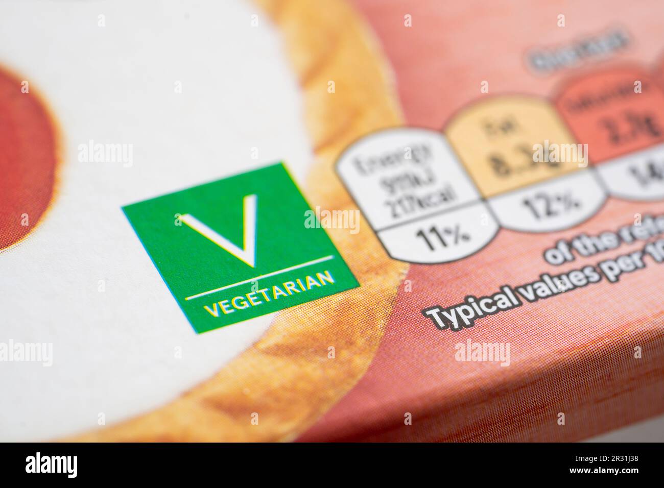 Etikett auf der Verpackungsvorderseite für vegetarisches Essen auf Tesco Eigenmarke Cherry bakewell Torts, England. Konzept: Vegetarismus, vegetarische Ernährung, Lebensmittelkennzeichnung Stockfoto