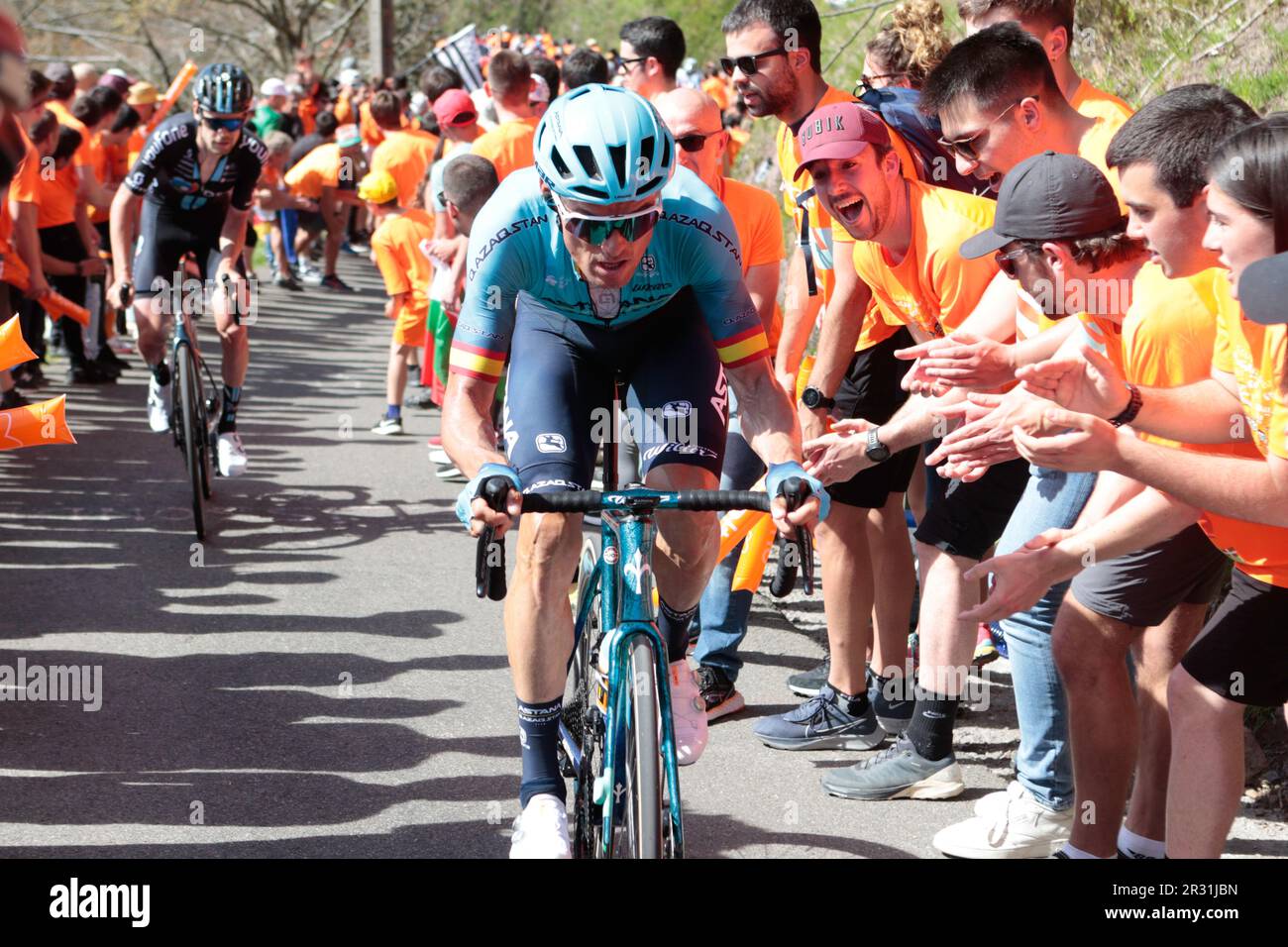 Luis Leon Sanchez von Spanien und das Team von Astana reiten durch die Massen baskischer Fans nach Arrate über Eibar Itzulia Basquee Tour 2023 Stockfoto