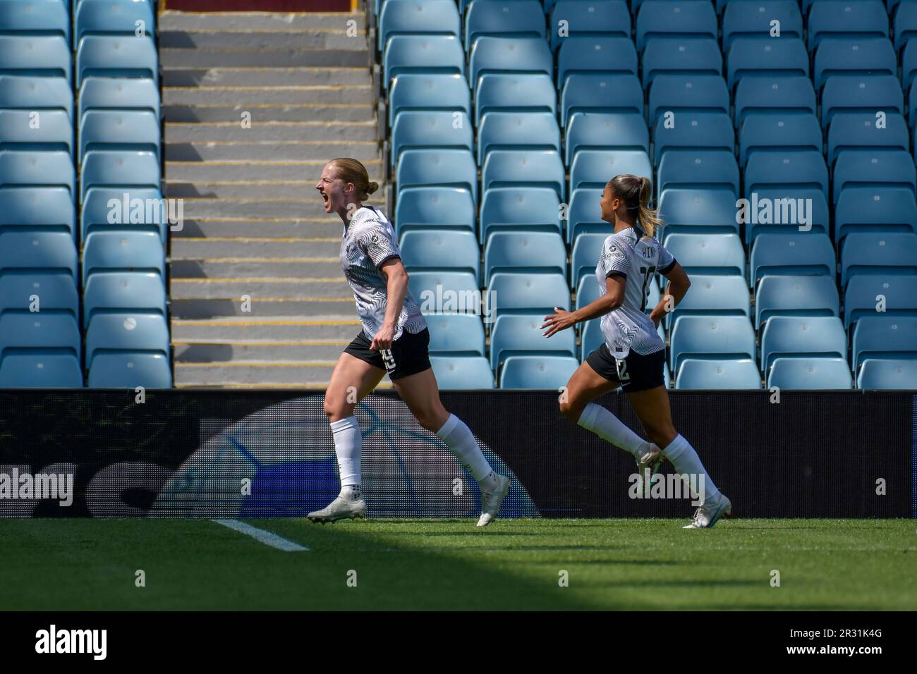 Birmingham, England. 21. Mai 2023 Natasha Dowie aus Liverpool feiert am 21. Mai 2023 im Villa Park in Birmingham, England, das zweite Tor ihrer Seite beim Barclays Women's Super League-Spiel zwischen Aston Villa und Liverpool. Kredit: Duncan Thomas/Majestic Media/Alamy Live News. Stockfoto