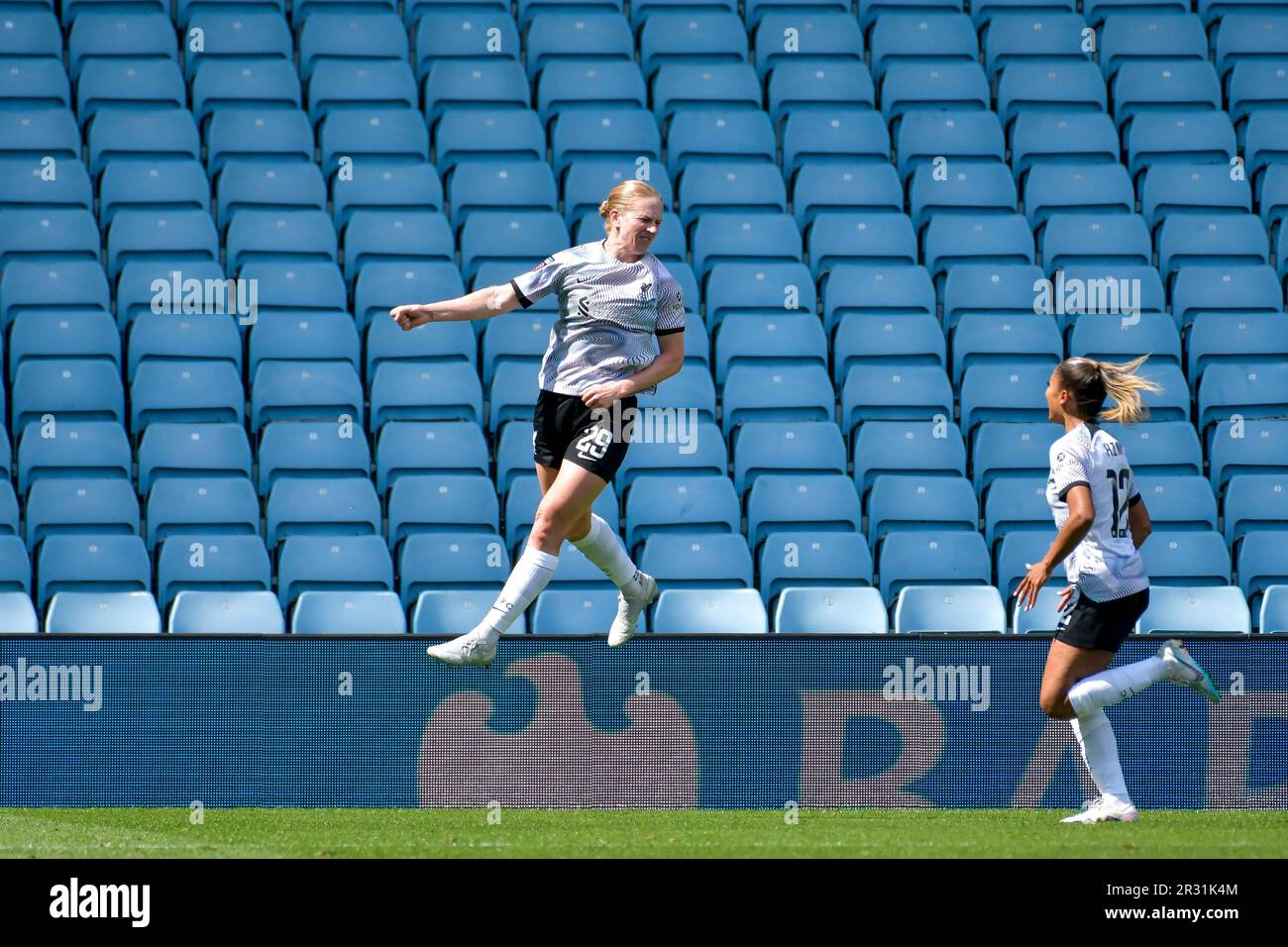 Birmingham, England. 21. Mai 2023 Natasha Dowie aus Liverpool feiert am 21. Mai 2023 im Villa Park in Birmingham, England, das zweite Tor ihrer Seite beim Barclays Women's Super League-Spiel zwischen Aston Villa und Liverpool. Kredit: Duncan Thomas/Majestic Media/Alamy Live News. Stockfoto