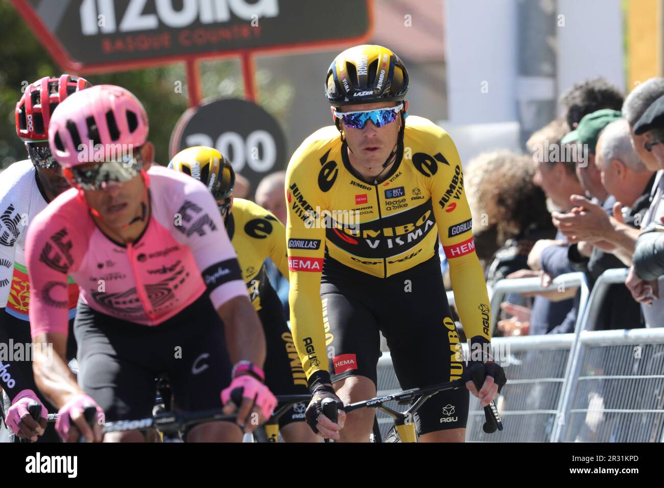 Rohan Dennis Australia Jumbo Visma im Peloton während der Itzulia Basque Tour 2023 Stockfoto