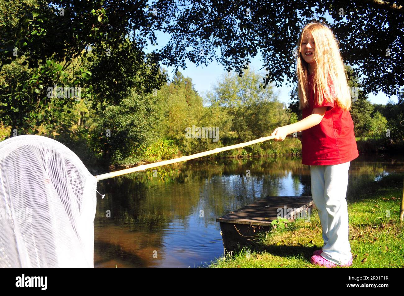 Kinder spielen im Garten Stockfoto