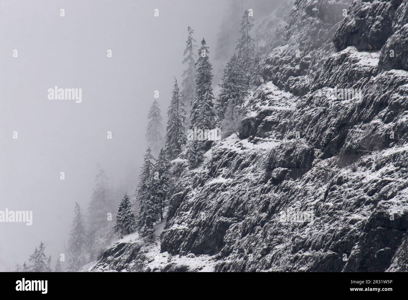 Bergmauern in dichtem Schneefall Stockfoto