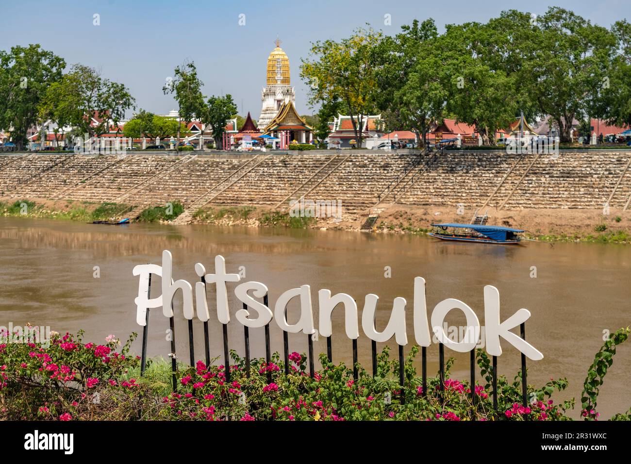 Schriftzug Phitsanulok am Fluss Mae Nam Nan in Phitsanulok, Thailand, Asien | Schild Phitsanulok am Fluss Mae Nam Nan in Phitsanulok, Thailand, Stockfoto