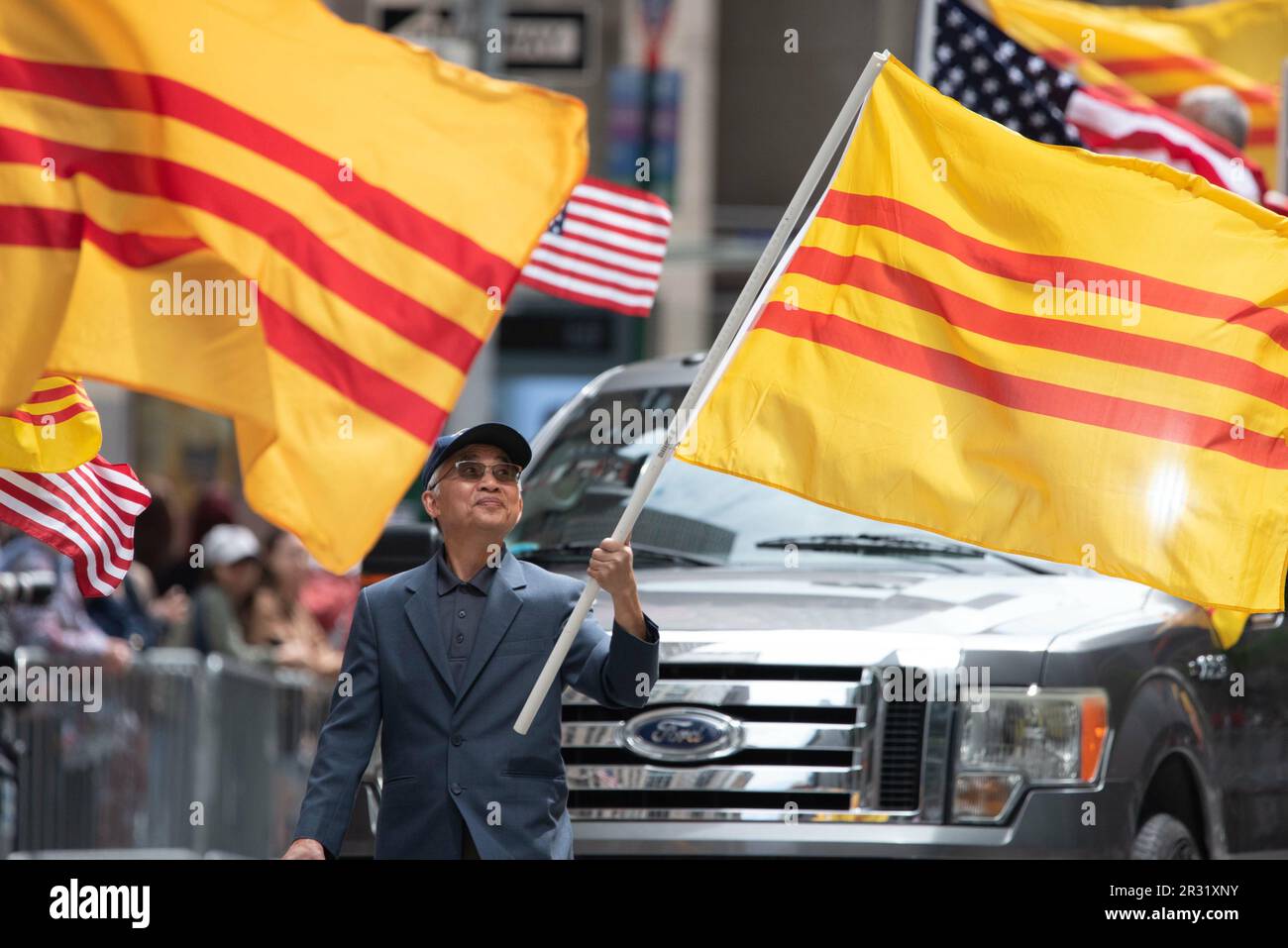 21. Mai 2023, %G: (NEUER) vietnamesischer Mann mit vietnamesischer Flagge bei der zweiten jährlichen AAPI-Parade auf der Sixth Avenue (Avenue of the Americas). 21. Mai 2023. New York, USA die AAPI (Asian American and Pacific Islander) Cultural and Heritage Parade findet statt, wenn die New Yorker im Mai den Monat des Asian American Pacific Islander Heritage Month feiern und in New York CityÃ¢â‚¬â„¢die zweitgrößte asiatische amerikanische und pazifische Inselbevölkerung der USA beheimatet ist. Der AAPI Heritage Month ist eine Hommage an die Generationen der asiatisch-amerikanischen und pazifischen Inselbewohner, die die Geschichte von New YorkÃ¢â‚¬â„¢bereichert haben Stockfoto