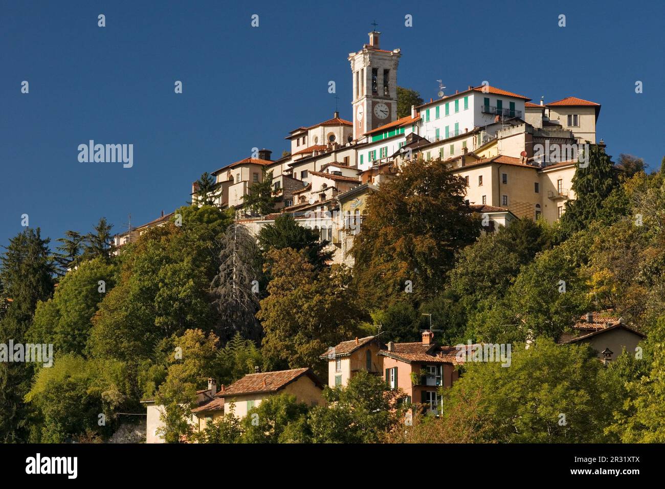 Das Heiligtum Santa Maria del Monte mit der gleichnamigen Kirche auf dem heiligen Berg (Sacro Monte) von Varese. Stockfoto