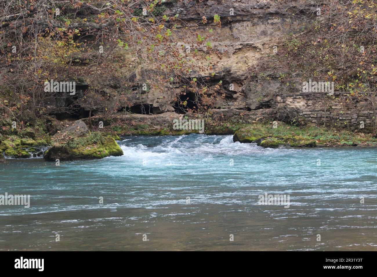 Quelle des Flusses mit blauem Wasser an den Ozark National Scenic Riverways, Big Spring Stockfoto