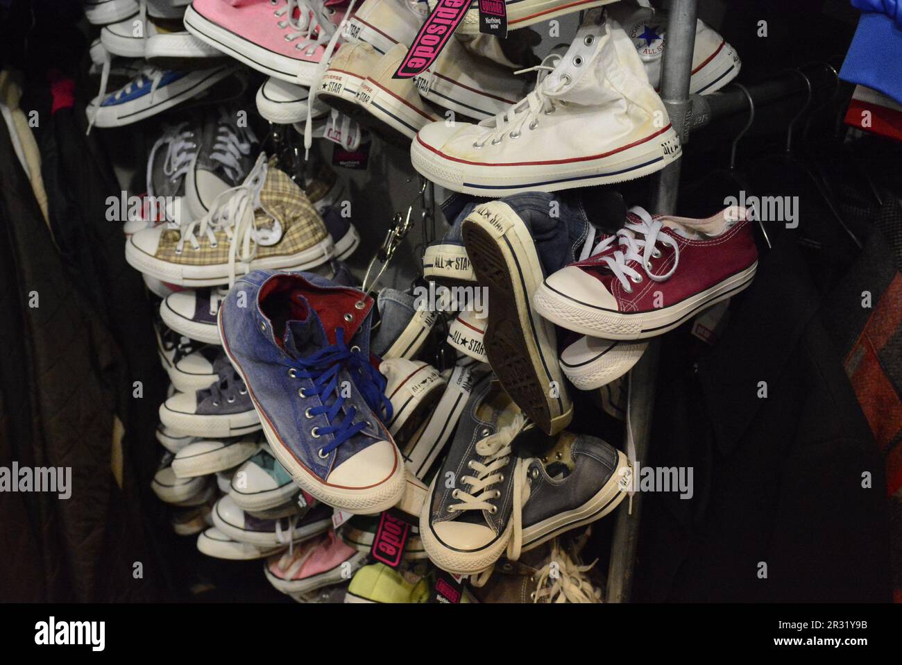 Alte Converse Schuhe im Vintage-Laden in Amsterdam Stockfoto