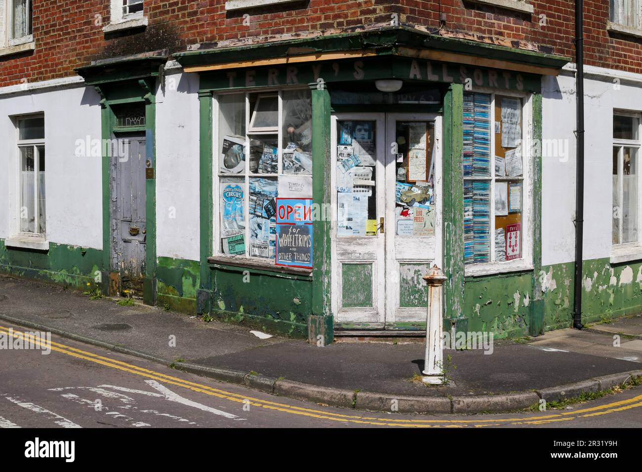 Ein heruntergekommener Laden an der Ecke in Salisbury, wo man früher Bric a brac und Curios verkaufte. Stockfoto