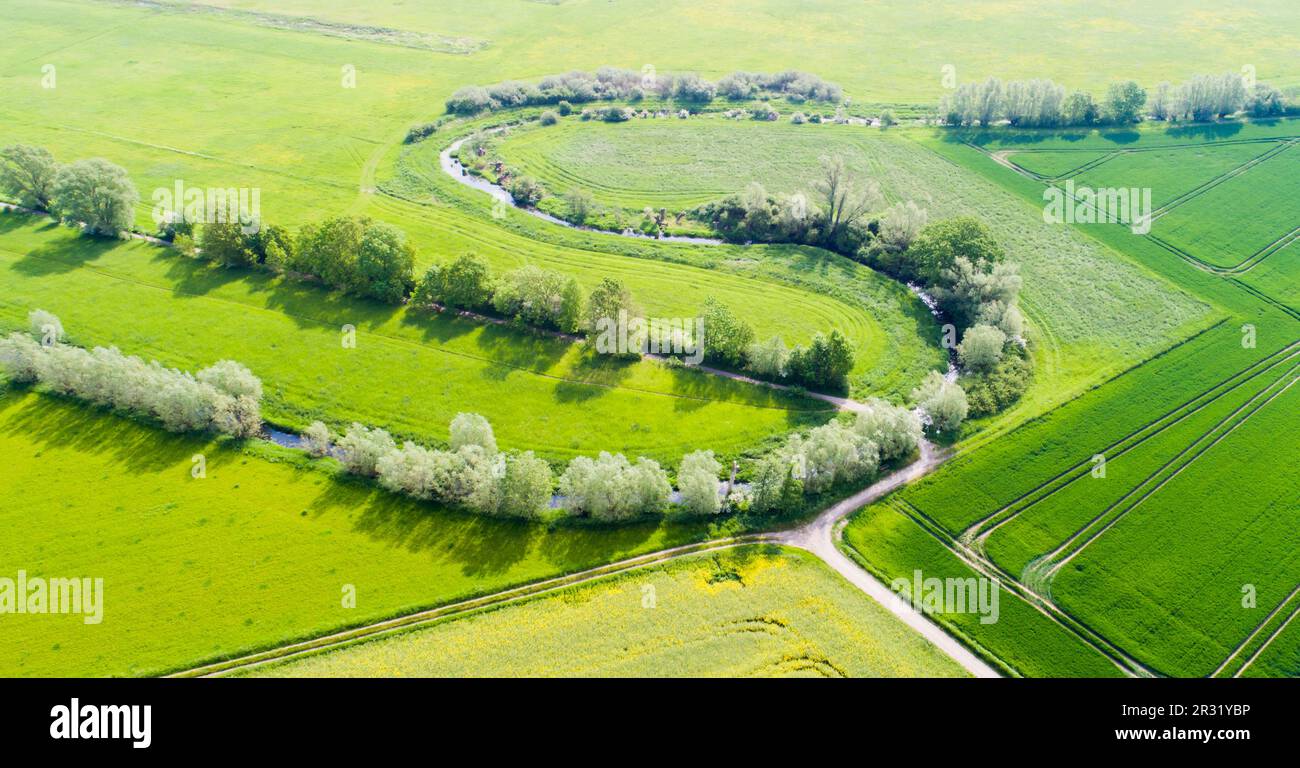 Gestorf, Deutschland. 22. Mai 2023. Die Alte Leine schlängelt sich in einer S-Kurve durch das Naturschutzgebiet Leineaue zwischen Hannover und Ruthe. Mit dem niedersächsischen Weg will der Staat den Umwelt-, Natur- und Wasserschutz fördern. Als wirksamer Beitrag zum Artenschutz fordern die Umweltschützer jetzt mehr Engagement vom Staat bei der Einrichtung von Schutzgebieten. Kredit: Julian Stratenschulte/dpa/Alamy Live News Stockfoto