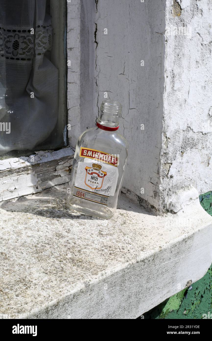 Eine leere Wodka-Flasche auf einem Fenstervorsprung in Salisbury UK. Stockfoto