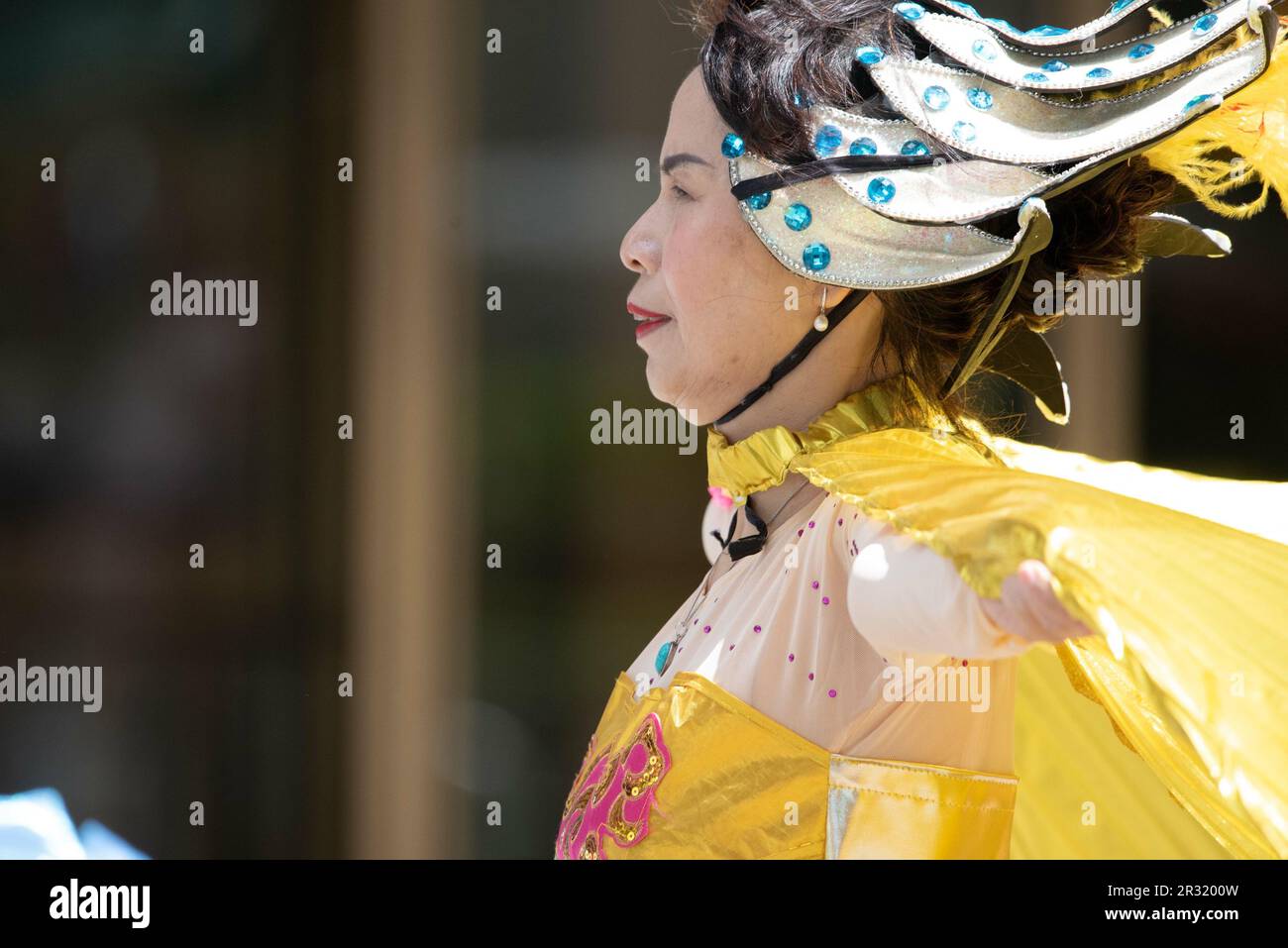 21. Mai 2023, %G: (NEU) Oberkleid einer asiatischen Frau bei der zweiten jährlichen AAPI Parade auf der Sixth Avenue (Avenue of the Americas). 21. Mai 2023. New York, USA die AAPI (Asian American and Pacific Islander) Cultural and Heritage Parade findet statt, wenn die New Yorker im Mai den Monat des Asian American Pacific Islander Heritage Month feiern und in New York CityÃ¢â‚¬â„¢die zweitgrößte asiatische amerikanische und pazifische Inselbevölkerung der USA beheimatet ist. Der AAPI Heritage Month ist eine Hommage an die Generationen der asiatisch-amerikanischen und pazifischen Inselbewohner, die die Geschichte von New YorkÃ¢â‚¬â„¢für die Gattungen bereichert haben Stockfoto