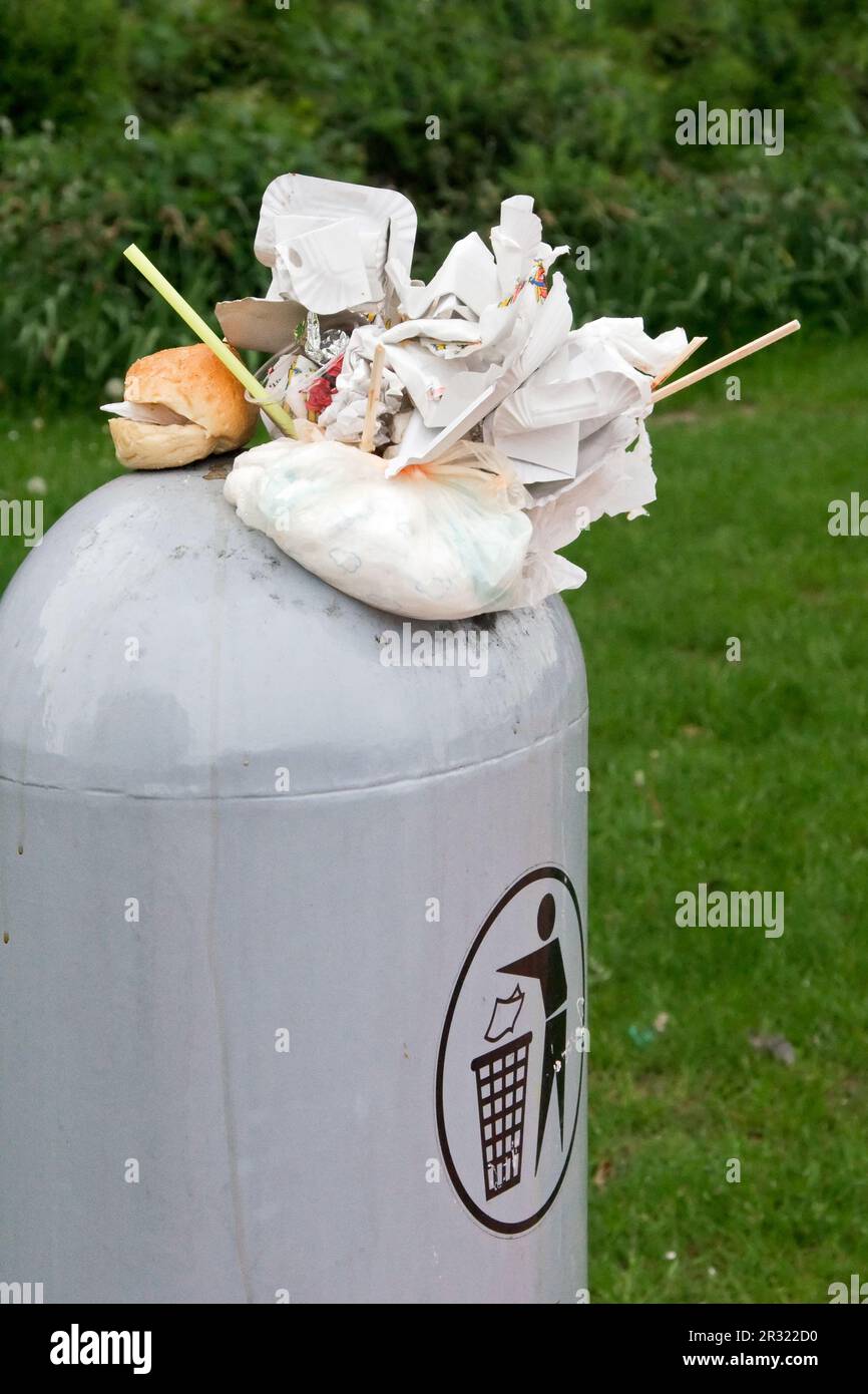 Überfüllter Mülleimer Stockfoto