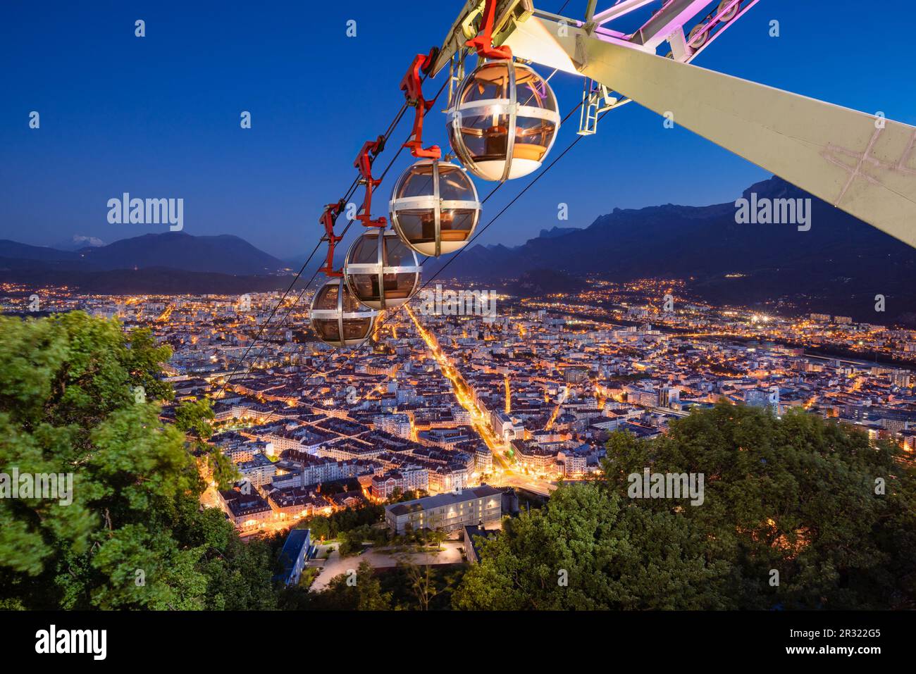 Seilbahn Grenoble-Bastille (bekannt als Les Bulles) mit erhöhtem Blick auf die Stadt Grenoble am Abend. Isere (38), Frankreich Stockfoto