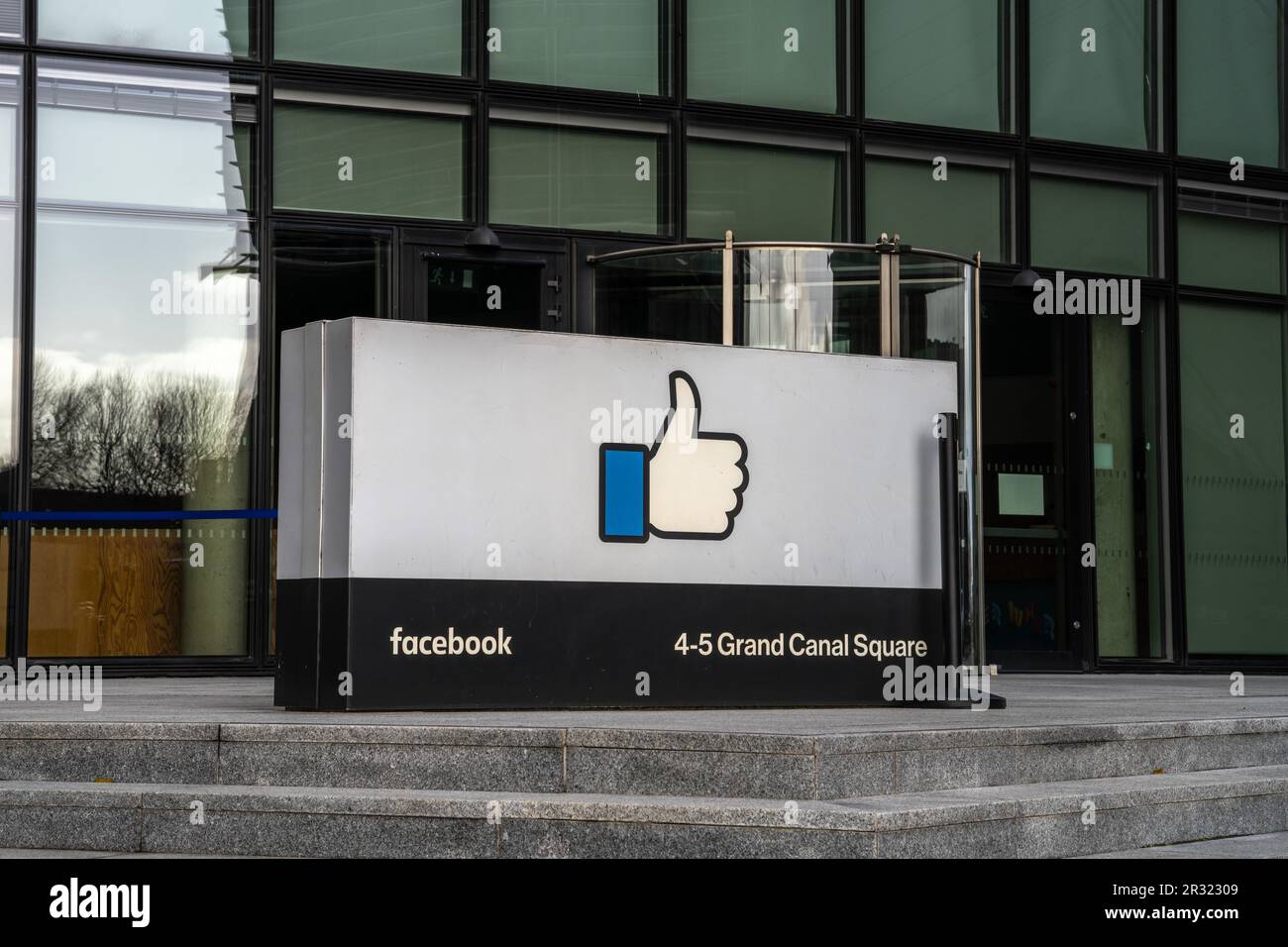 Grand Canal Quay, Dublin 2, Irland, 29. März 2023. Meta-Zentrale für Europa und den Nahen Osten. Beschilderung an der Vorderseite des Büroblocks Stockfoto