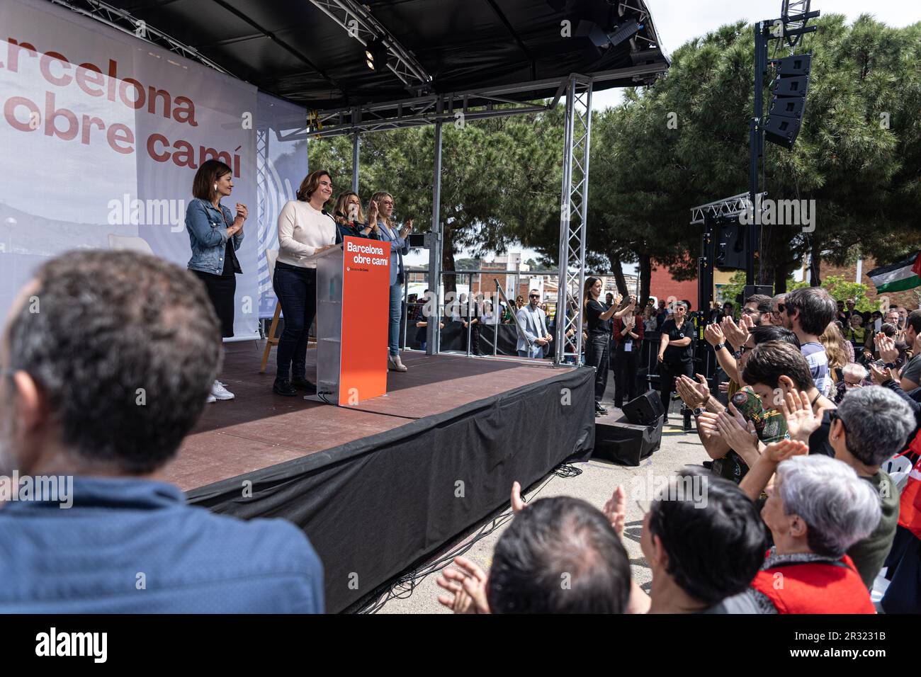 Ada Colau spricht während einer Kundgebung, um ihre Bürgermeisterkandidatur für die Verlängerung seines Mandats vorzustellen. Die linke Partei "en Comú Podem" präsentiert ihren Anhängern das politische Programm von Ada Colau in einer Kundgebung für die Bürgermeisterkandidatur von Barcelona für die Kommunal- und autonomen Wahlen in Spanien am 28. Mai. Stockfoto