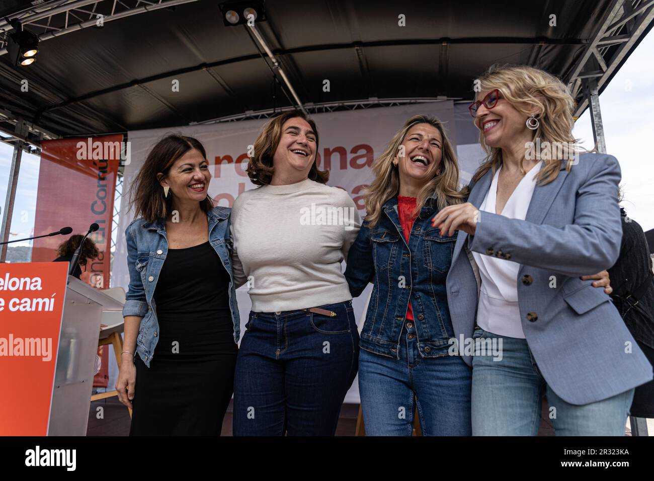 Barcelona, Spanien. 20. Mai 2023. Ada colau (CL), in Begleitung von Yolanda Díaz (CR), dem spanischen Präsidentschaftskandidaten, Sira Rego (L) und María Eugenioa (R), zwei linken Eurodiputees für die Presse. Die linke Partei "en Comú Podem" präsentiert ihren Anhängern das politische Programm von Ada Colau in einer Kundgebung für die Bürgermeisterkandidatur von Barcelona für die Kommunal- und autonomen Wahlen in Spanien am 28. Mai. (Foto von Axel Miranda/SOPA Images/Sipa USA) Guthaben: SIPA USA/Alamy Live News Stockfoto