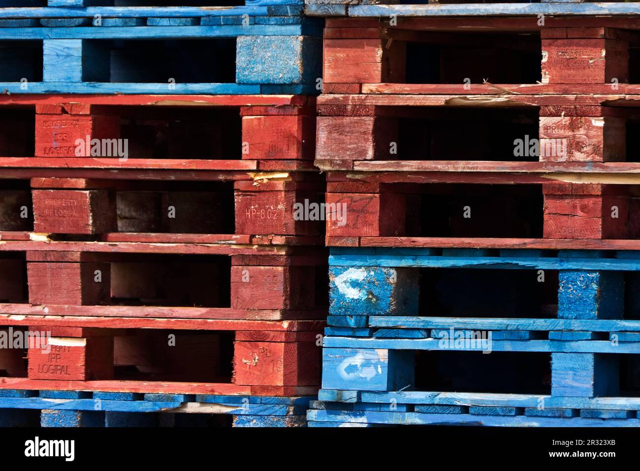 Palettenstapel rot und blau Stockfoto