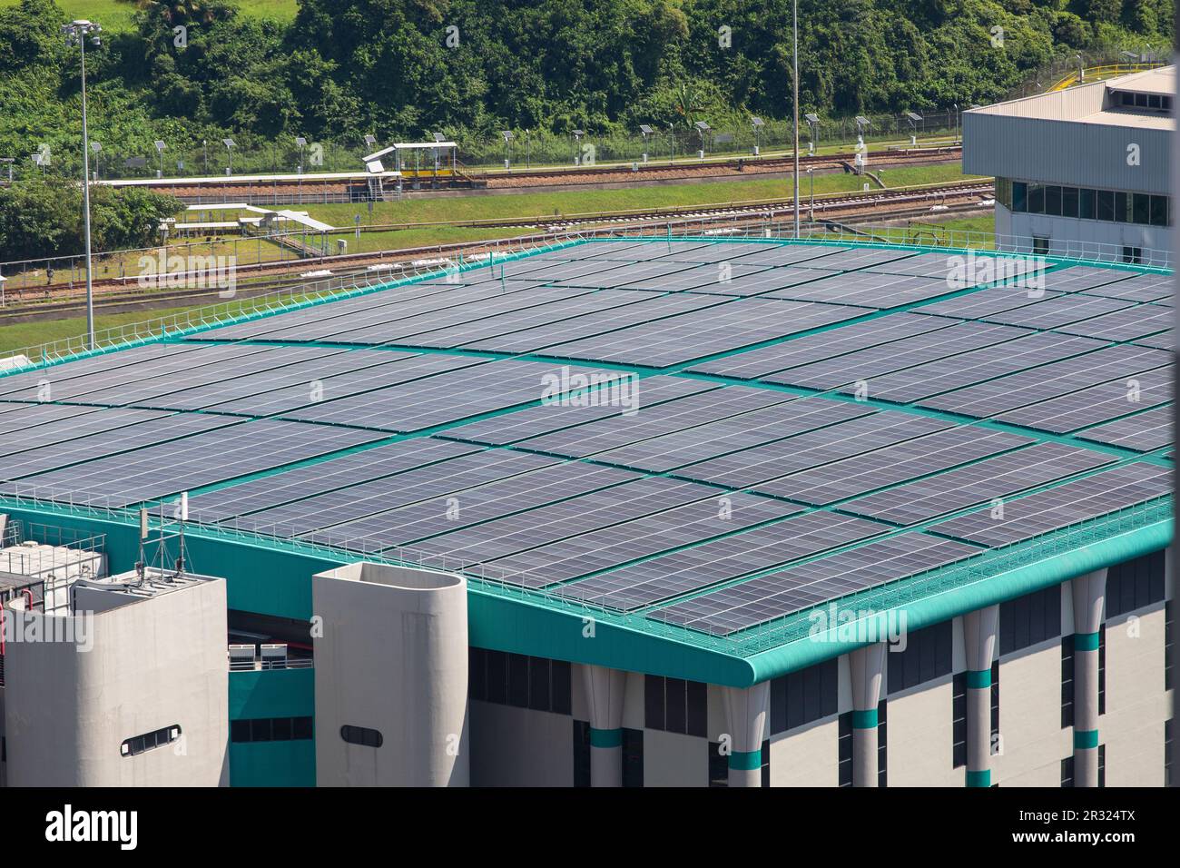 Sonnenkollektor auf einem Lagergebäude, um erneuerbare Energien für das Unternehmen zu nutzen und langfristig Kosten zu sparen. Singapur Stockfoto