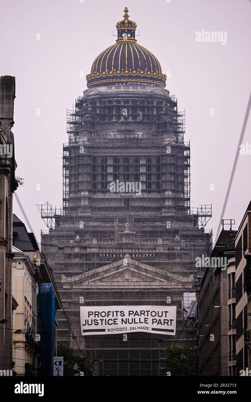 Brüssel, Belgien. 22. Mai 2023. Der Brüsseler Justizpalast wurde bei einer Demonstration der drei Gewerkschaften FGTB-ABVV - ACV-CSC und ACLVB-CGSLB am Freitag, den 22. April 2022 in Brüssel abgebildet. Die Gewerkschaften protestieren gegen Sozialdumping und gegen die Angriffe auf das Streikrecht. BELGA FOTO LAURIE DIEFFEMBACQ Kredit: Belga News Agency/Alamy Live News Stockfoto