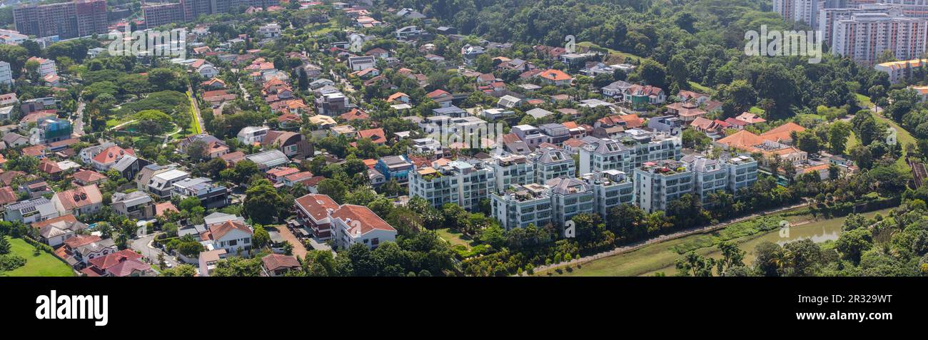 Luftaufnahmen von massiven Landflächen von Privateigentum für die reiche Bevölkerungsgruppe, die in Singapur lebt. Stockfoto