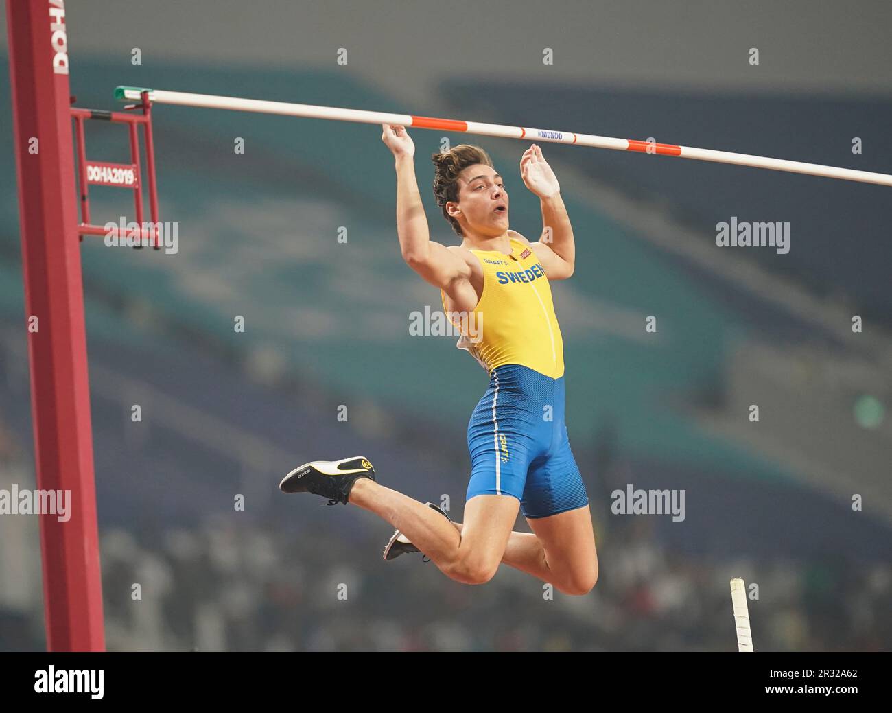 Armand Duplantis nimmt an der Stabhochburg der Doha-Leichtathletik-Weltmeisterschaft 2019 Teil. Stockfoto