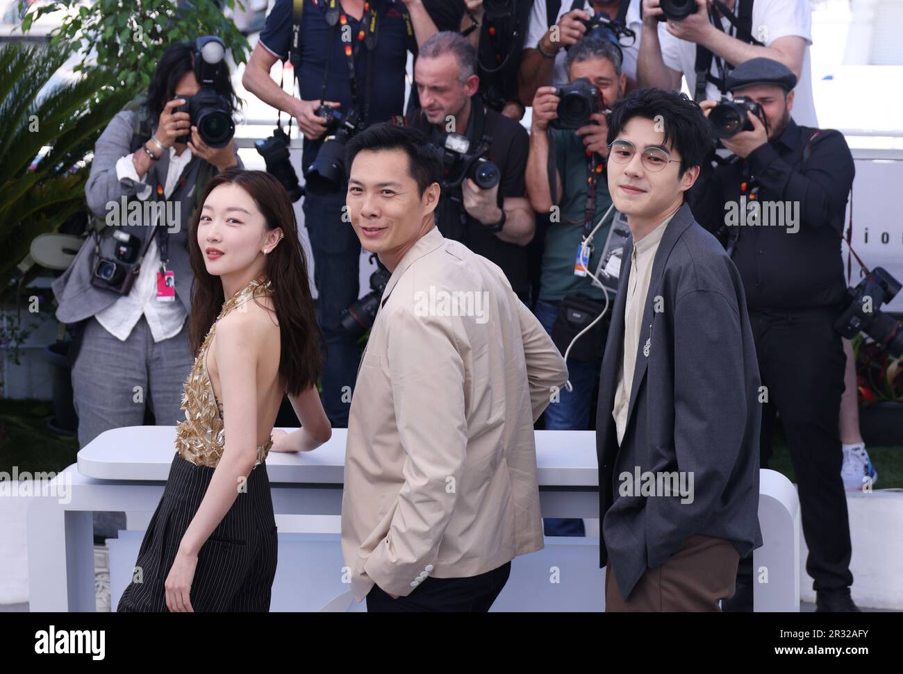 Cannes, Frankreich. 22. Mai 2023. Der chinesische Schauspieler Liu Haoran (R), der Regisseur von Singapur Anthony Chen (C) und die chinesische Schauspielerin Zhou Dongyu posieren bei einem Fotoanruf für den Film „Ran Dong“ (das Breaking Ice) auf der 76. Ausgabe des Filmfestivals von Cannes in Cannes, Südfrankreich, am 22. Mai 2023. Kredit: Li Bohan/Xinhua/Alamy Live News Stockfoto