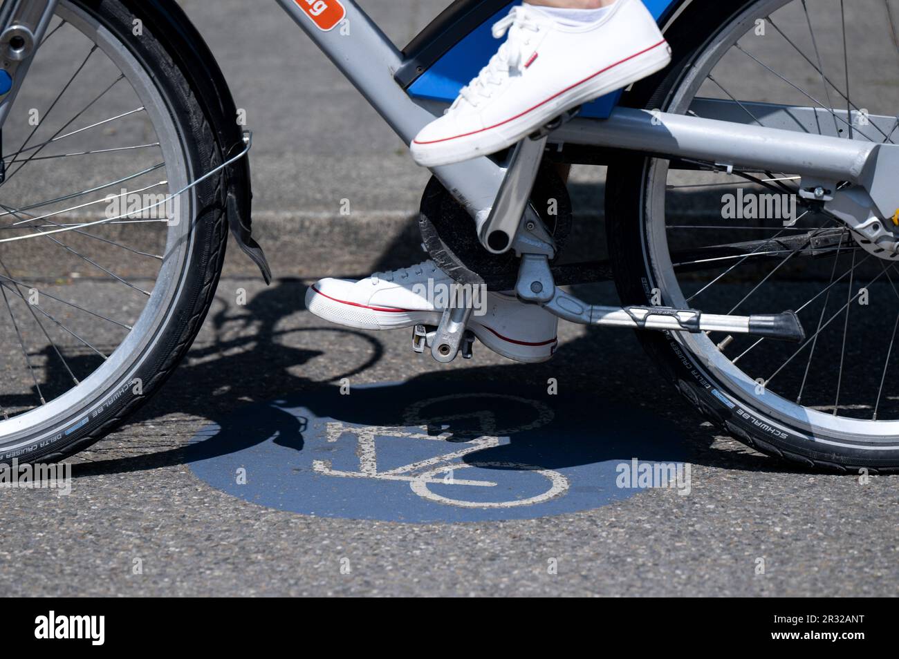 München, Deutschland. 22. Mai 2023. Ein Radfahrer fährt auf einem Radweg im Stadtzentrum. Bis 2030 sollen in Bayern 1.500 km neue Radwege und ein landesweites Netz von Radverbindungen gebaut werden. Dies ist im Entwurf des neuen Fahrradgesetzes vorgesehen, der von den Regierungsgruppen der CSU und den freien Wählern vorgelegt wurde. Kredit: Sven Hoppe/dpa/Alamy Live News Stockfoto