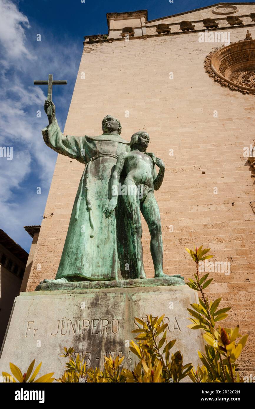 Escultura de Fray Junípero Serra Ferrer, nacido como Miquel Josep Serra i Ferrer, Petra, Mallorca, 24 de Noviembre de 1713 - Monterrey, Kalifornien, 28 de Agosto de 1784, fraile Franciscano, Obra de Horacio de Eguía en Bronce y Piedra, 1965, Plaza Sant Francesc, Palma, Mallorca, Islas Baleares, España. Stockfoto