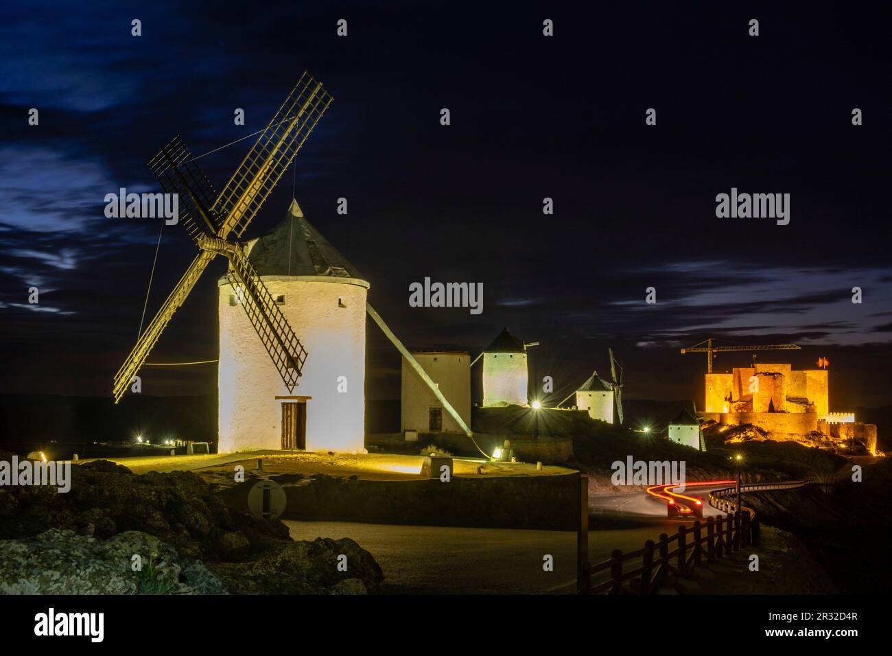 Molinos de Consuegra con el Castillo de La Muela al Fondo, Cerro Calderico, Consuegra, Provincia de Toledo, Kastilien-La Mancha, Spanien. Stockfoto