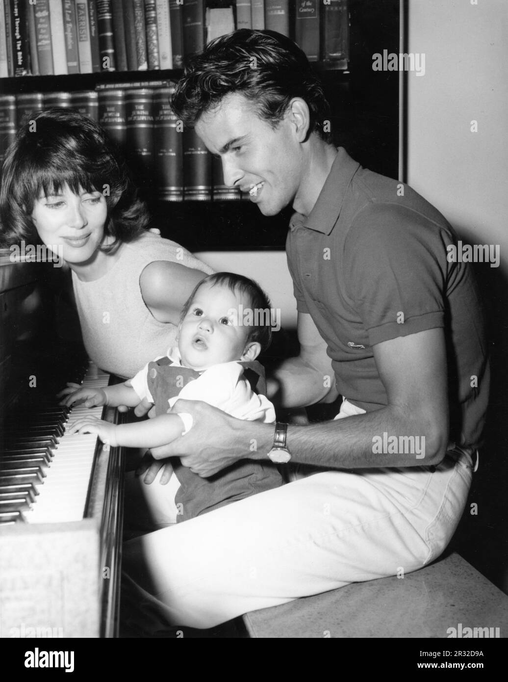 Deutscher Schauspieler HORST BUCHHOLZ zu Hause im Jahr 1962 mit seiner Frau, der ehemaligen französischen Schauspielerin MYRIAM BRU, und ihrem Sohn CHRISTOPHER BUCHHOLZ Stockfoto