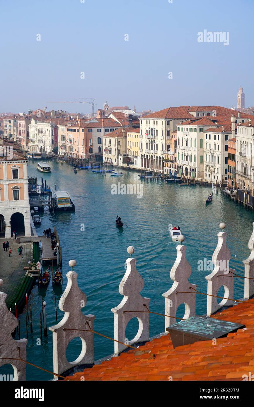 Die Terrasse des Fontego dei Tedeschi , im San Marco Viertel mit Blick auf den Canale Grande, in der Nähe der Rialtobrücke, dem wichtigsten Einkaufszentrum Stockfoto