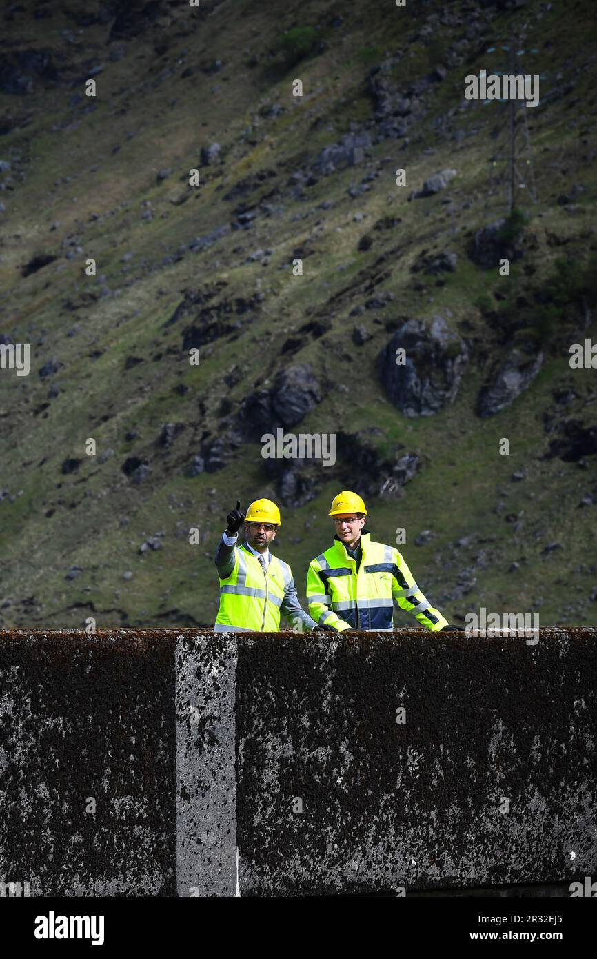 Erster Minister von Schottland Humza Yousaf (links) bei einem Besuch des SSE-Kraftwerks in Sloy, Loch Lomond. Foto: Montag, 22. Mai 2023. Stockfoto
