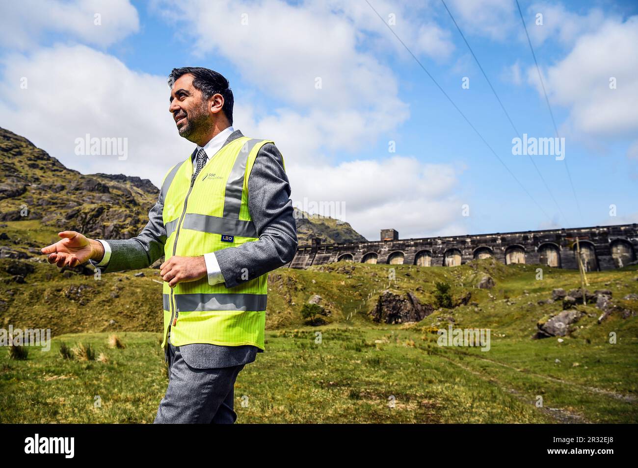 Erster Minister von Schottland Humza Yousaf bei einem Besuch des SSE-Kraftwerks in Sloy, Loch Lomond. Foto: Montag, 22. Mai 2023. Stockfoto