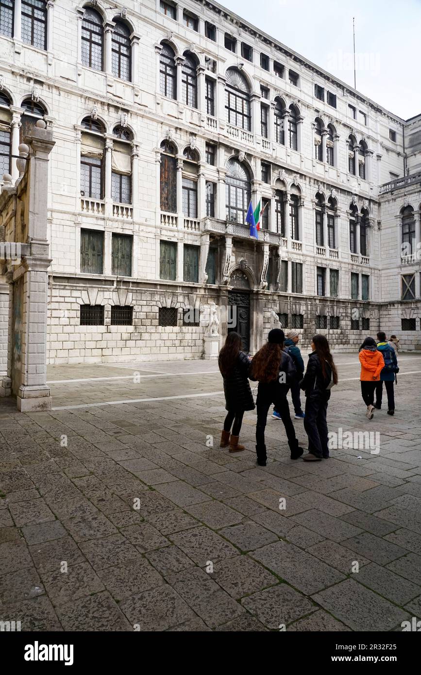 Fassade des Musikkonservatoriums Benedetto Marcello in der Nähe von Campo Santo Stefano, Sestiere San Marco Viertel, Venedig, Veneto, Italien, Europa Stockfoto