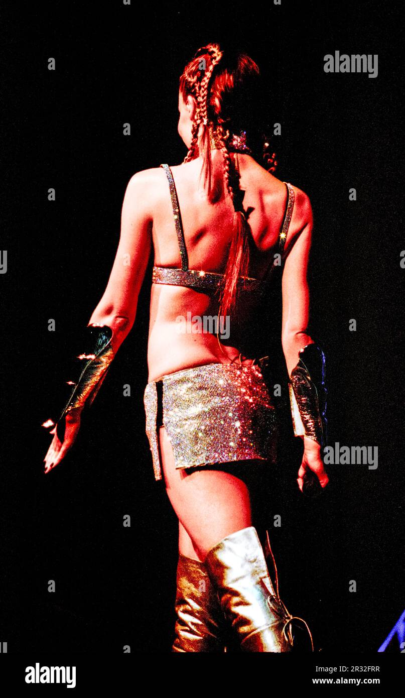 KYLIE MINOGUE, FIRST NIGHT, 2002 TOUR: Kylie Minogue am Eröffnungsabend ihrer Fever World Tour in der Cardiff International Arena CIA 24. April 2002. Archivieren Sie die Aufnahme auf Diafilm. Foto: Rob Watkins Stockfoto