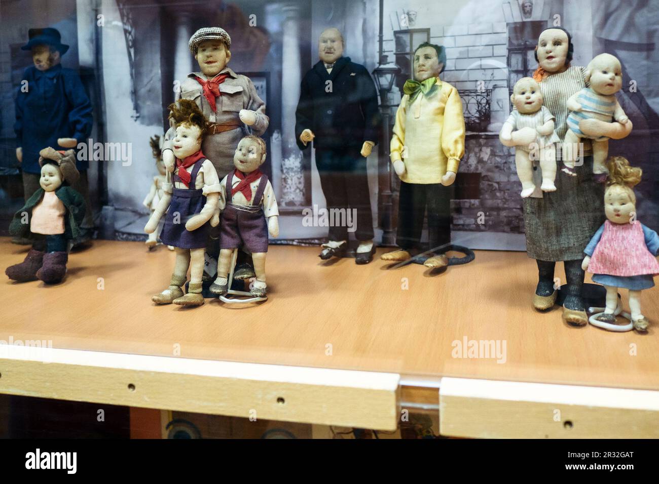 Sergijew Posad, Russland - 21. Mai 2023: Sowjetische Stoffpuppen aus den 20 Jahren des 20. Jahrhunderts im künstlerischen und pädagogischen Spielzeugmuseum namens N Stockfoto