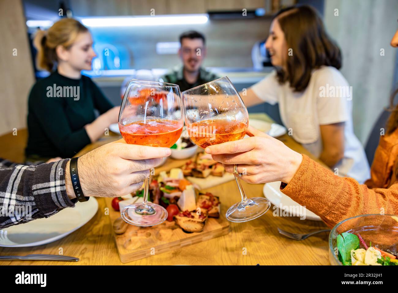 Glühende Gesichter von Freunden, die einen Toast trinken Stockfoto