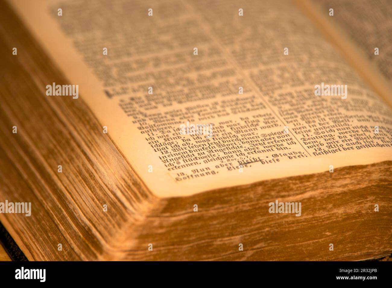 Altes Buch eröffnet Stockfoto