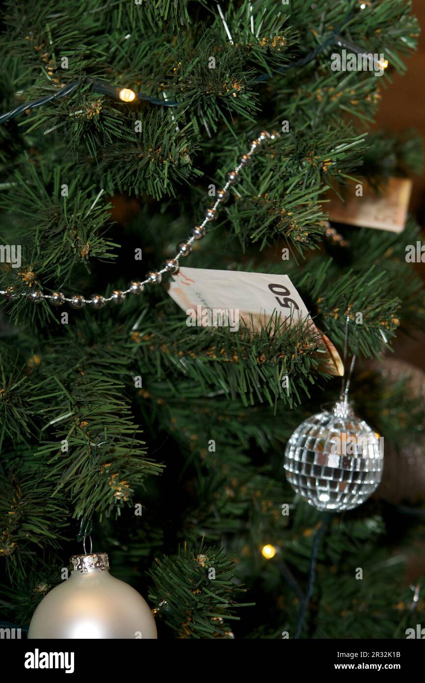 Geld auf Christmastree Stockfoto