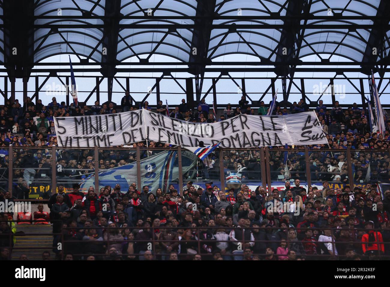 Italien, Mailand, Mai 20 2023: Fans von Sampdoria zeigen ein Banner zum Gedenken an die Flutopfer der Emilia Romagna während des Fußballspiels AC Milan gegen Sampdoria, Serie A Tim 2022-2023 day36 San Siro Stadion (Foto: Fabrizio Andrea Bertani/Pacific Press/Sipa USA) Stockfoto